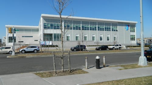 A 44,000-square-foot YMCA facility features swimming pools, a gymnasium, a ball field, and other
recreational amenities. (Arverne by the Sea LLC)