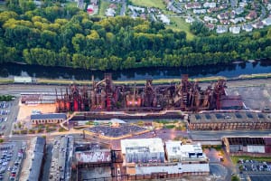 The redeveloped site, with the Lehigh River and Bethlehem neighborhoods to the north. (Christenson Photography for WRT)